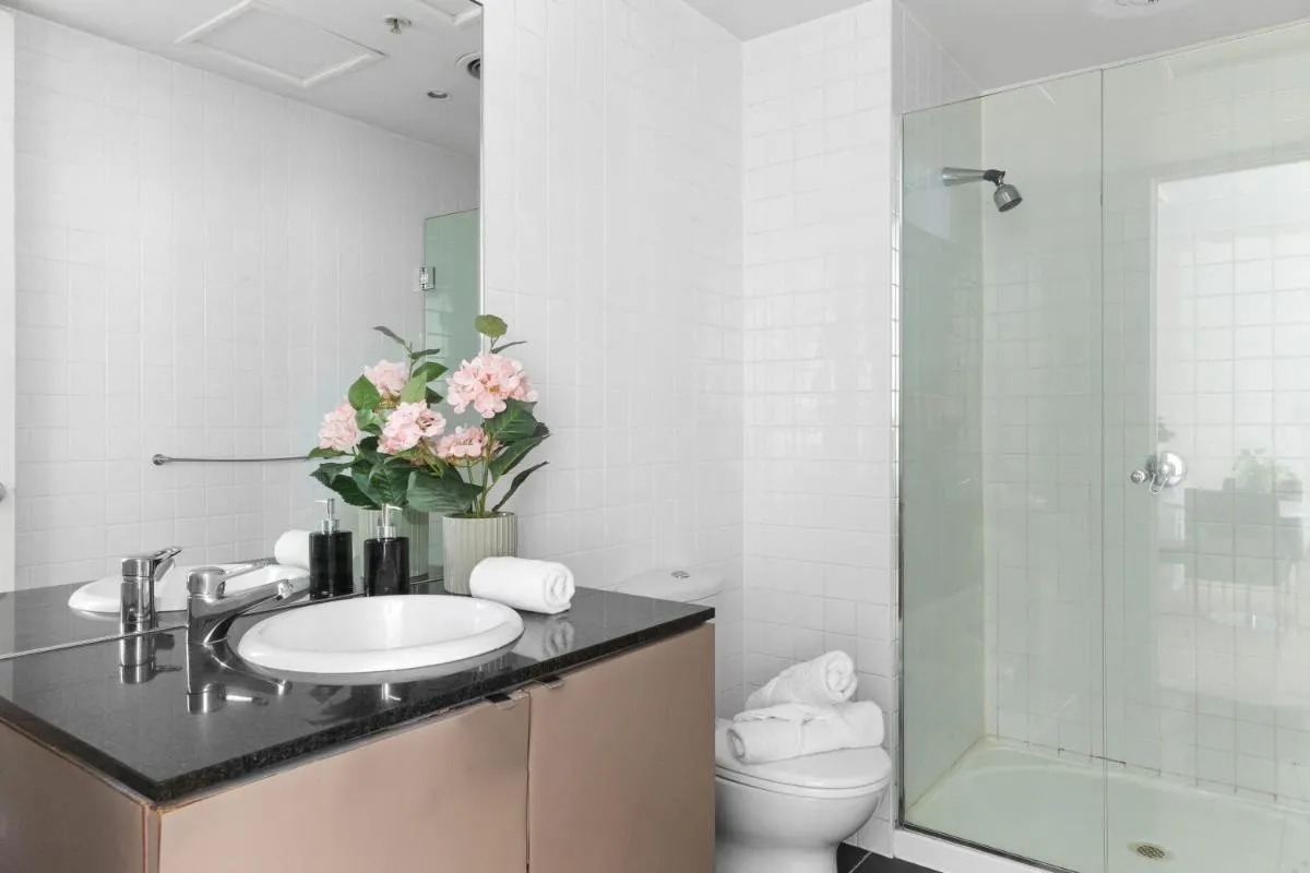 A Stylish & Central 2BR Apt Near Flinders Station — 3