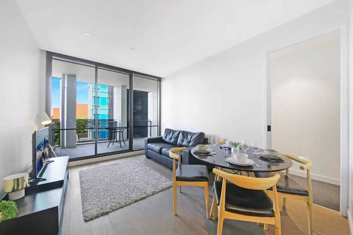 A Stylish & Cozy 2BR Apt Near Melbourne Central — 4