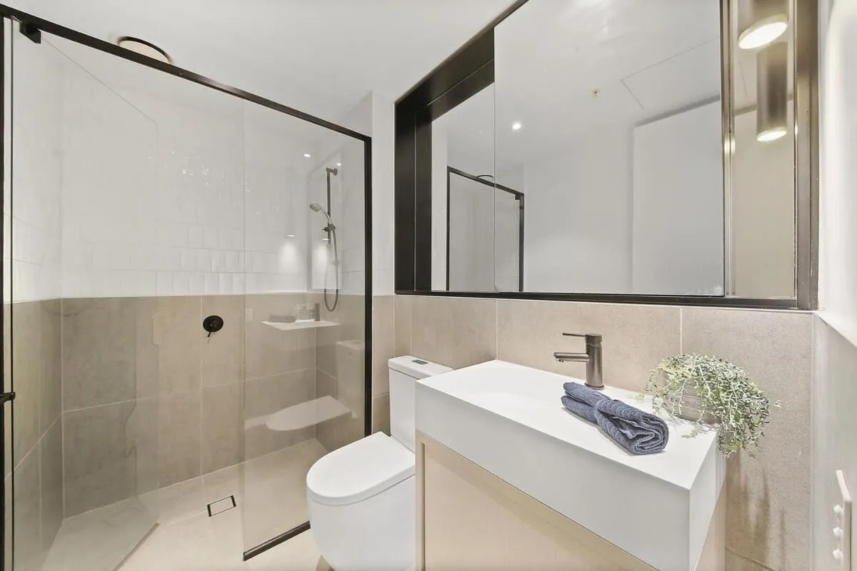 A Stylish & Cozy 2BR Apt Near Melbourne Central — 3