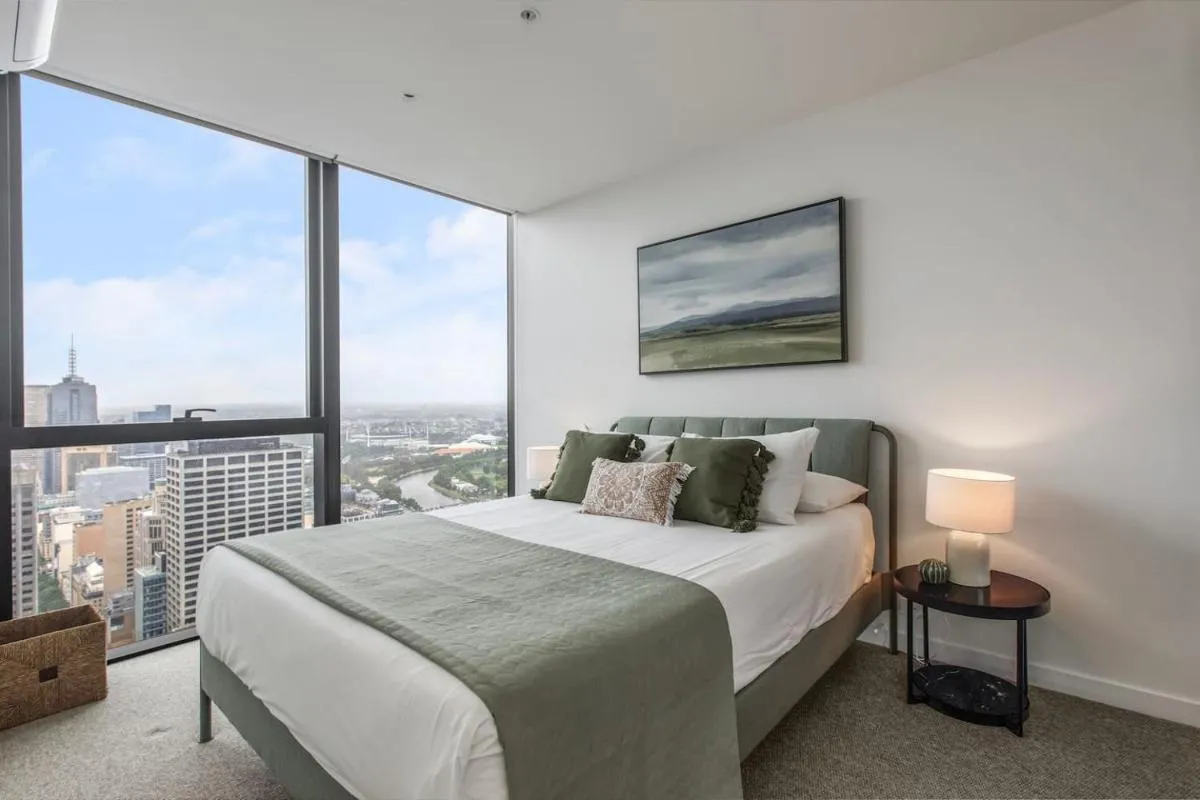 Aloft on Collins – Skyline Views from the 53rd Floor — 2