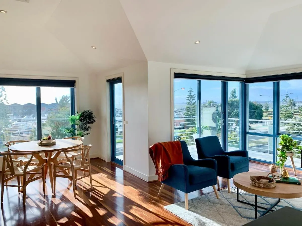 Amazing Beachfront & City Views 2 bed 2 bathroom — 4