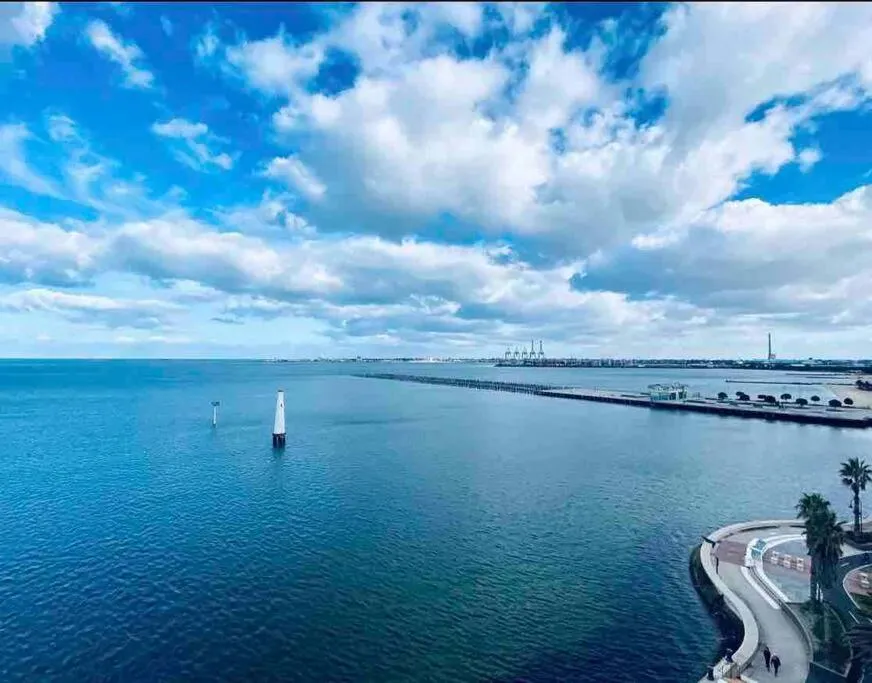 Amzing Ocean View Spacious Three Bedrooms Apartment Port Melbourne — 2