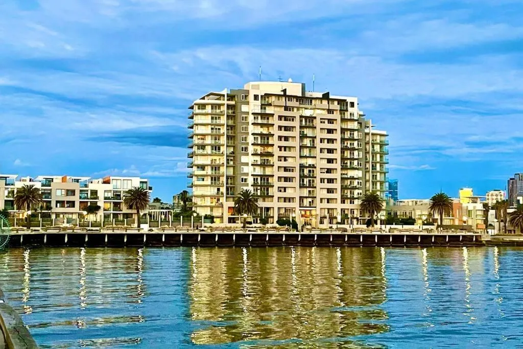 Amzing Ocean View Spacious Three Bedrooms Apartment Port Melbourne — 4