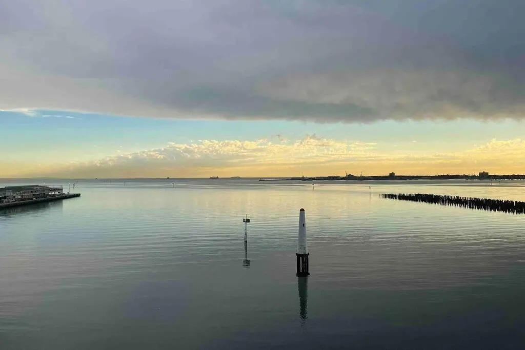 Amzing Ocean View Spacious Three Bedrooms Apartment Port Melbourne — 5