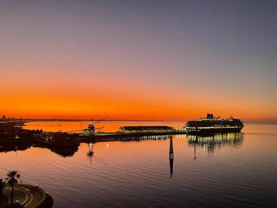 Amzing Ocean View Spacious Three Bedrooms Apartment Port Melbourne — 3