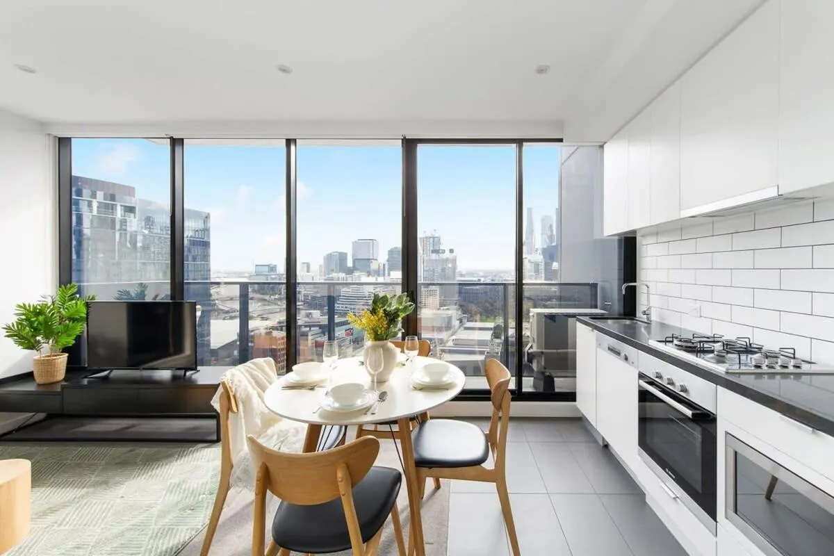 An Amazing 2BR Apt with City Views in Southbank — 4