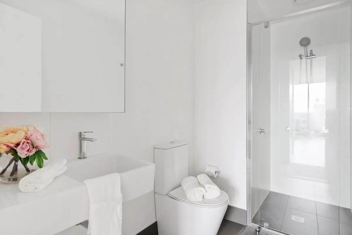 An Amazing 2BR Apt with City Views in Southbank — 3