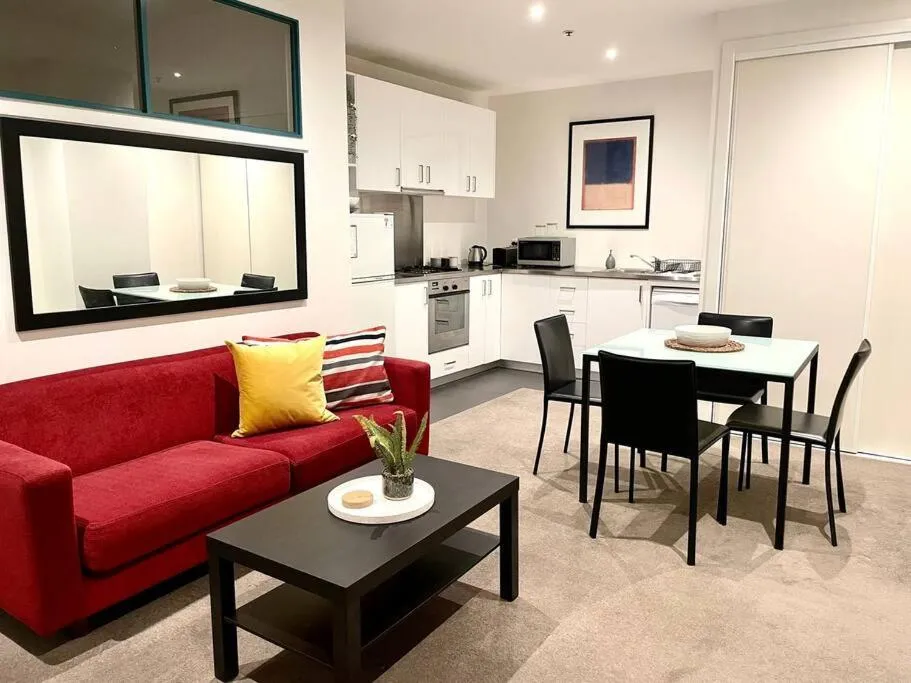 Astral Apartments – Perfectly located 2 bedroom apartment in St Kilda