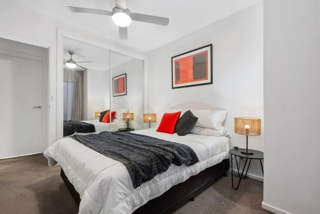 Astral Apartments. Spacious 2 bed, 2 bath apartment in a great location. — 2