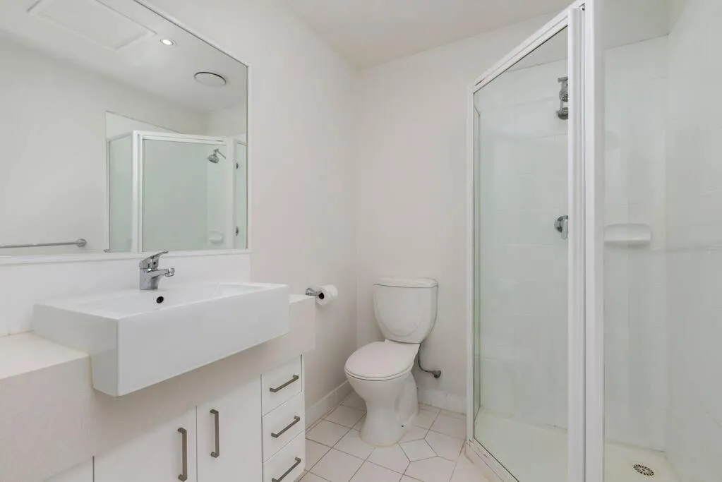 Astral Apartments. Spacious 2 bed, 2 bath apartment in a great location. — 3