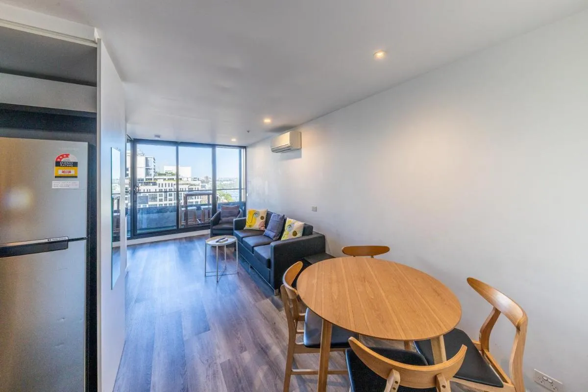 Aura2107, 2 Bedroom Apartment with Balcony, Stunning Yarra River and City Views — 4