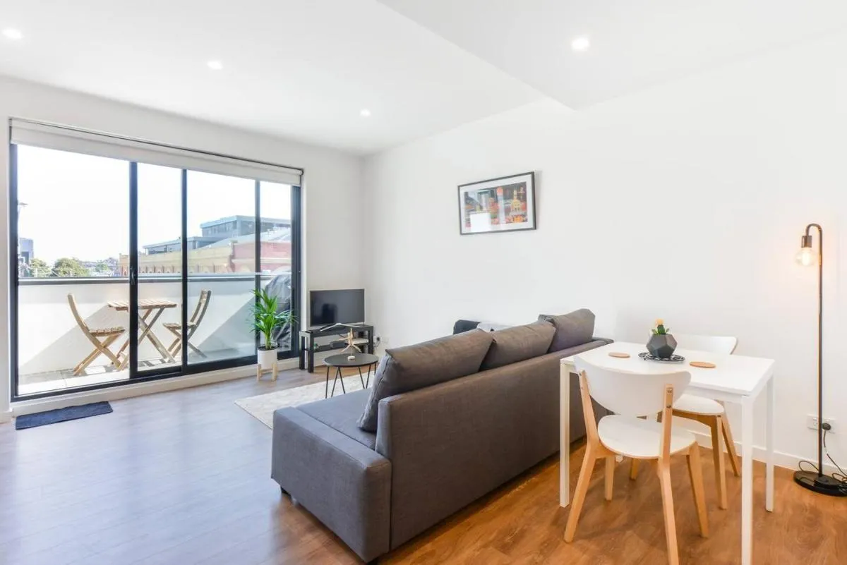 ‘BOWIE’ Sun soaked Comfort in the Heart of Richmond — 5