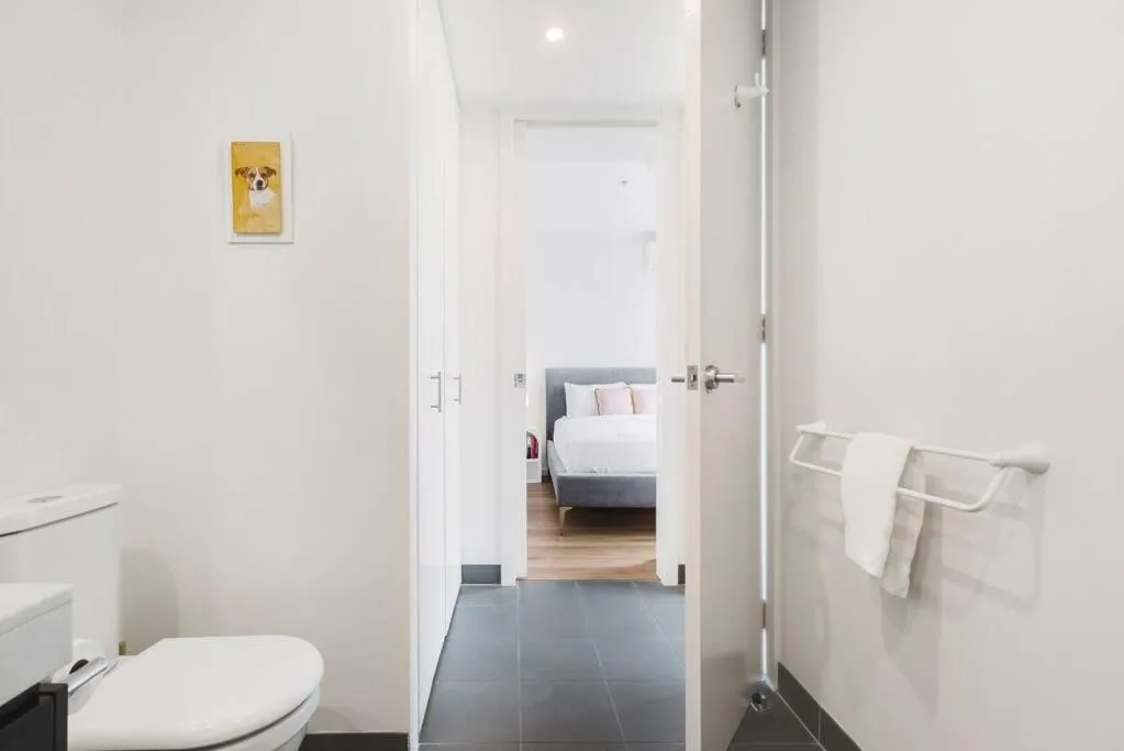 Bay Street Terrace – Spacious Indoor-Outdoor Design — 3