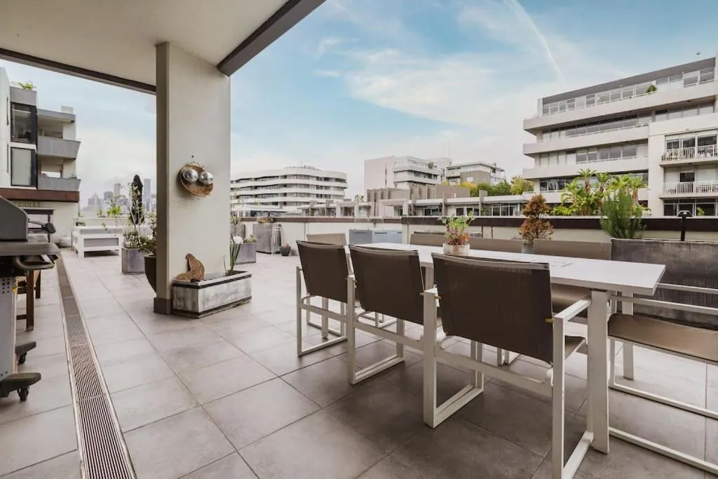 Bay Street Terrace – Spacious Indoor-Outdoor Design