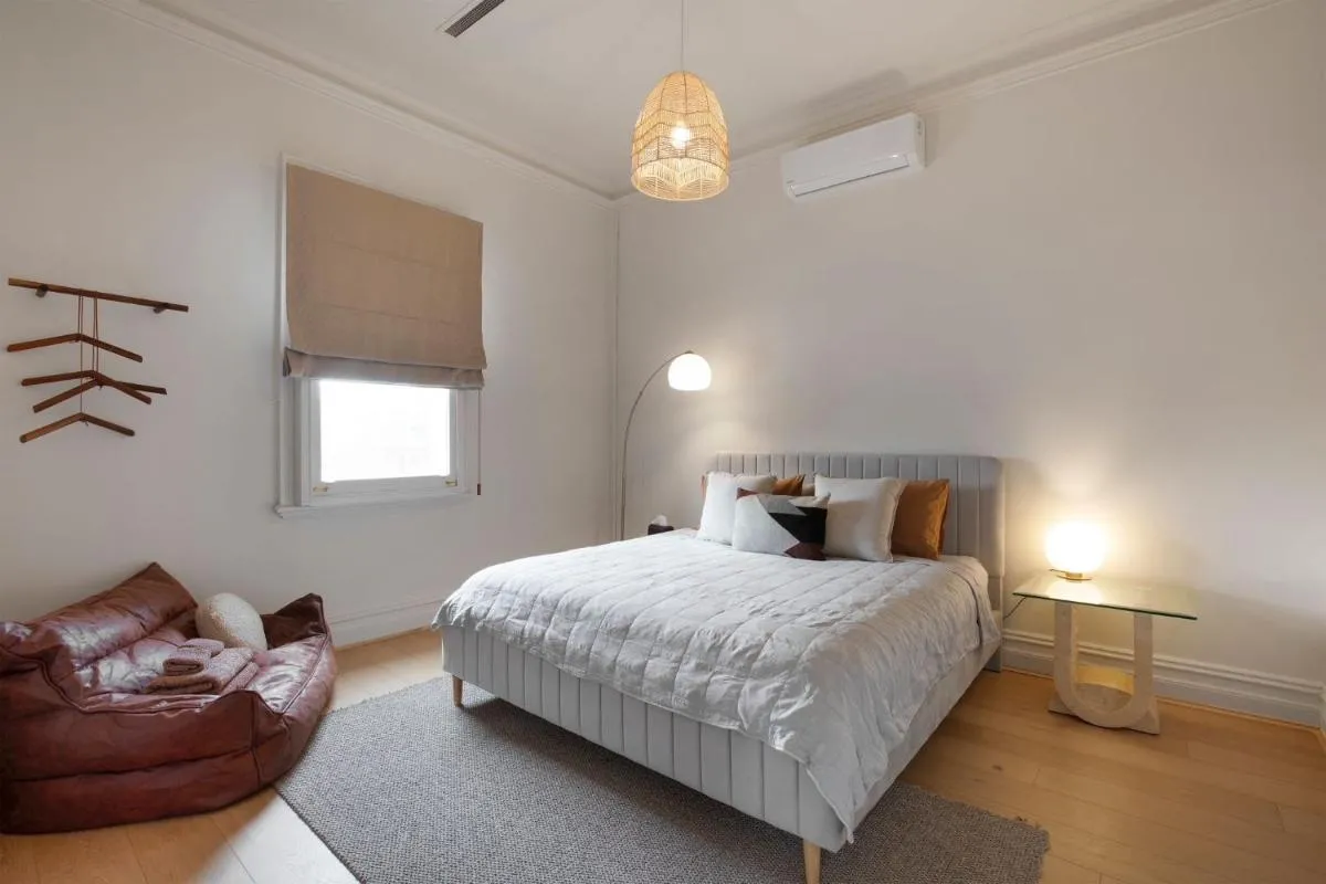 Boutique stylish 3 Bedroom family home in Melbourne with Parking — 2