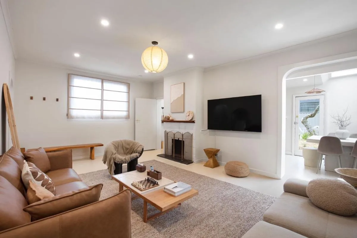 Boutique stylish 3 Bedroom family home in Melbourne with Parking — 5