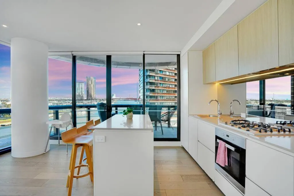 Breathtaking Views Over The Water- Spacious 2B2B1C — 4