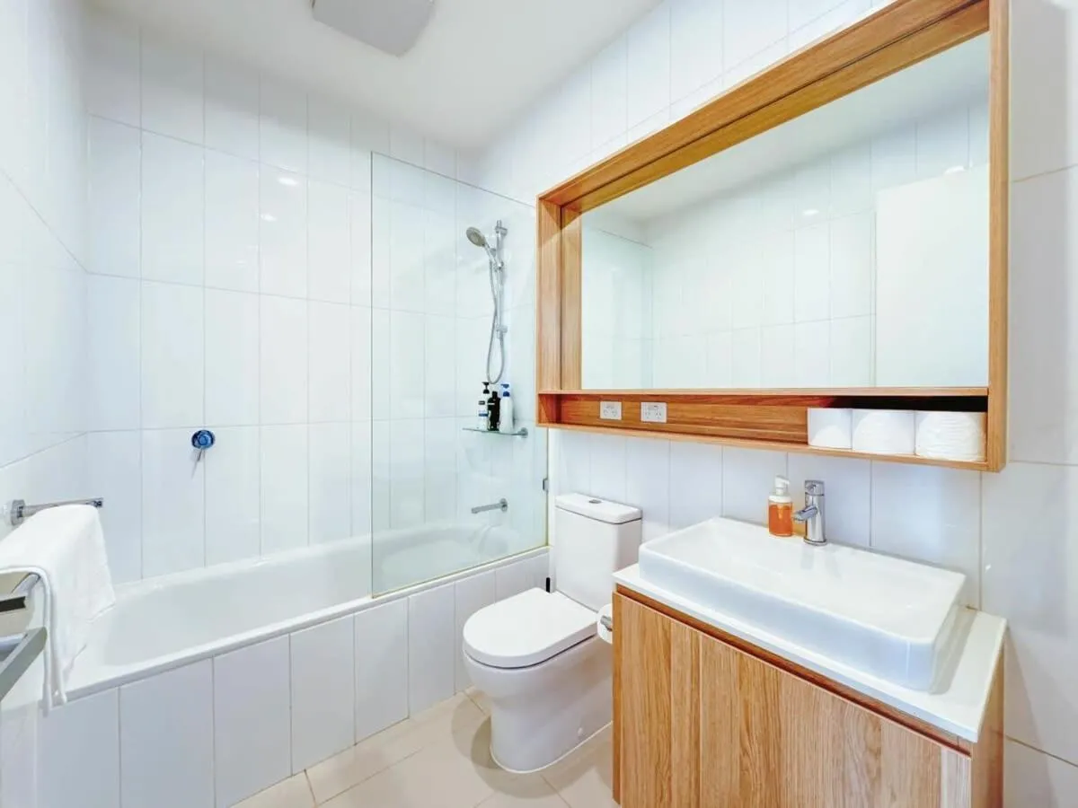 Bright 3 level townhouse — 3