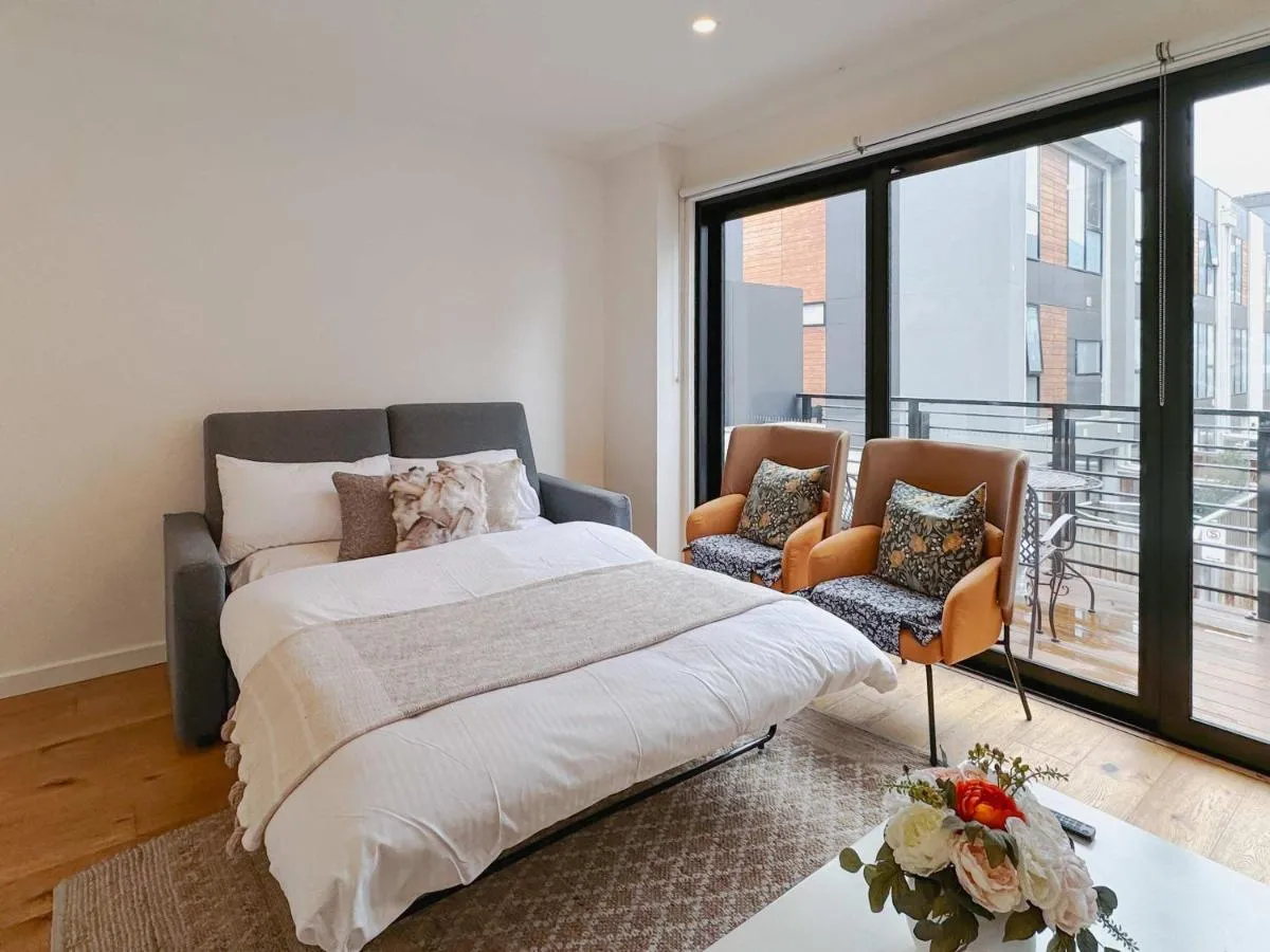 Bright 3 level townhouse — 2