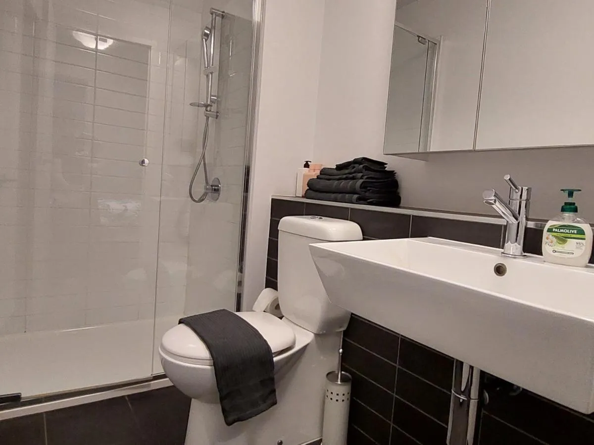 CBD Modern 2B2B Apt, Indoor Pool Sauna, Nice view — 3