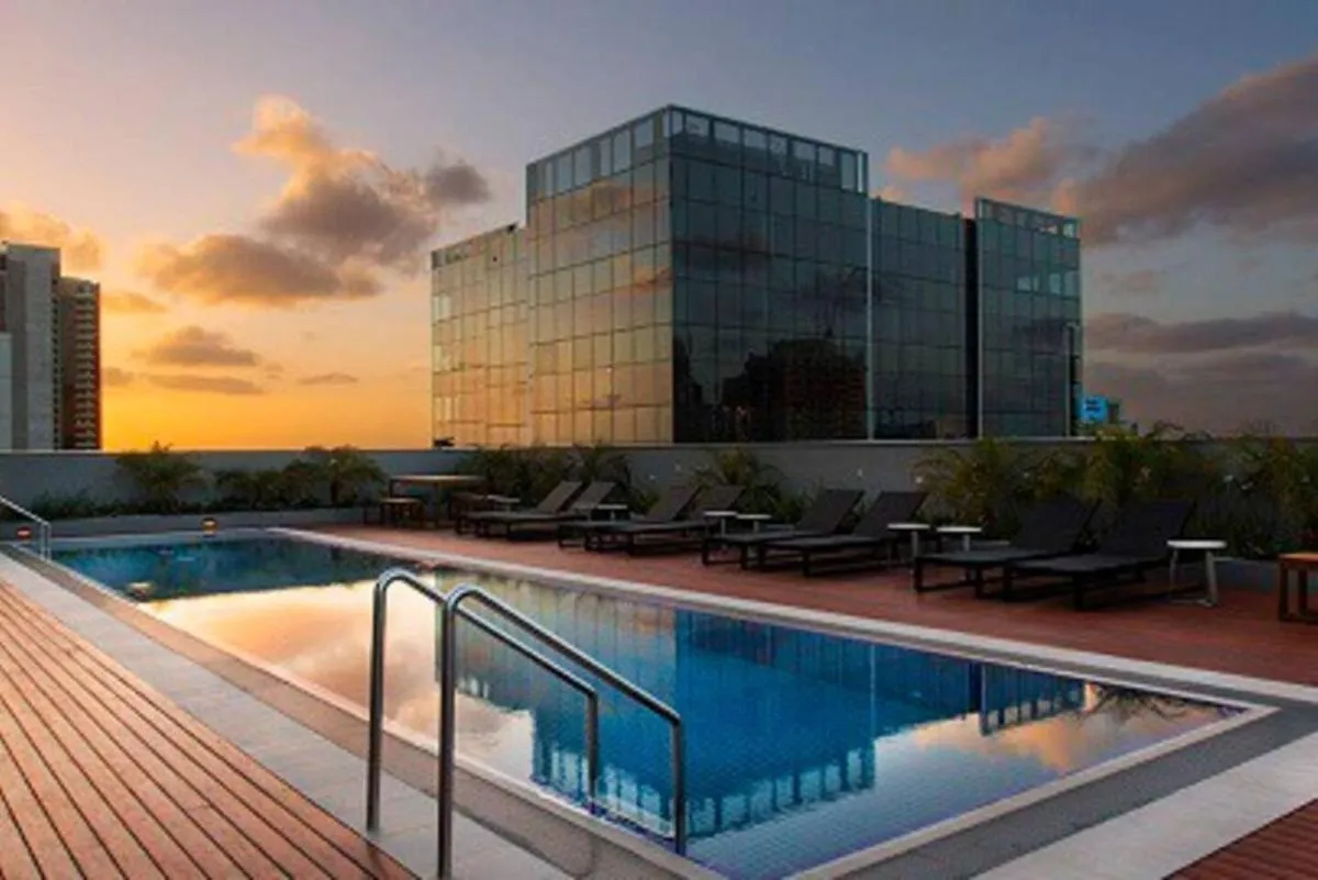 CBD Serenity with Luxury Rooftop Pool and Parking — 4