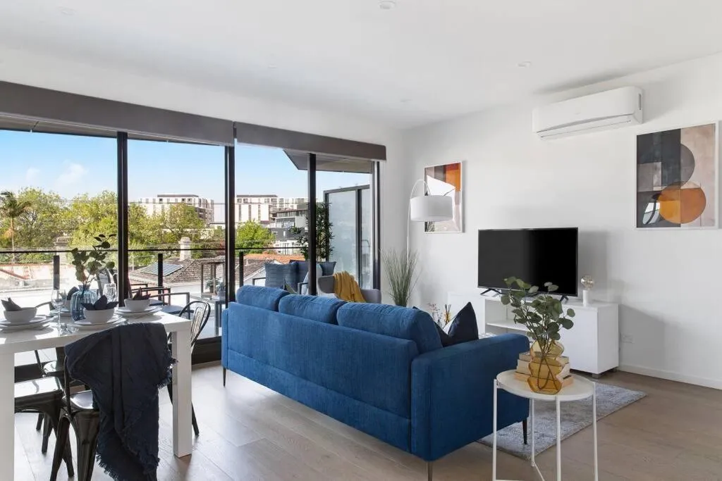 Caulfield Elegance: Chic Abode
