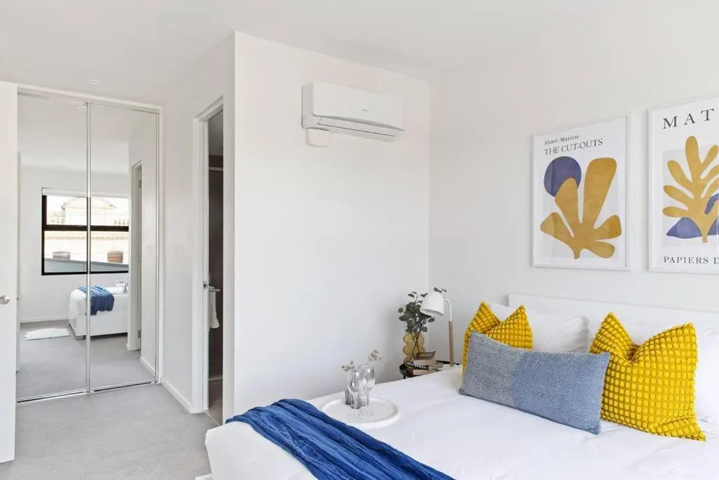 Caulfield Elegance: Chic Abode — 2