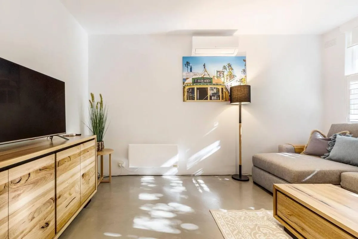 ‘Cedar Loft’ Contemporary Comfort in Leafy St Kilda — 5