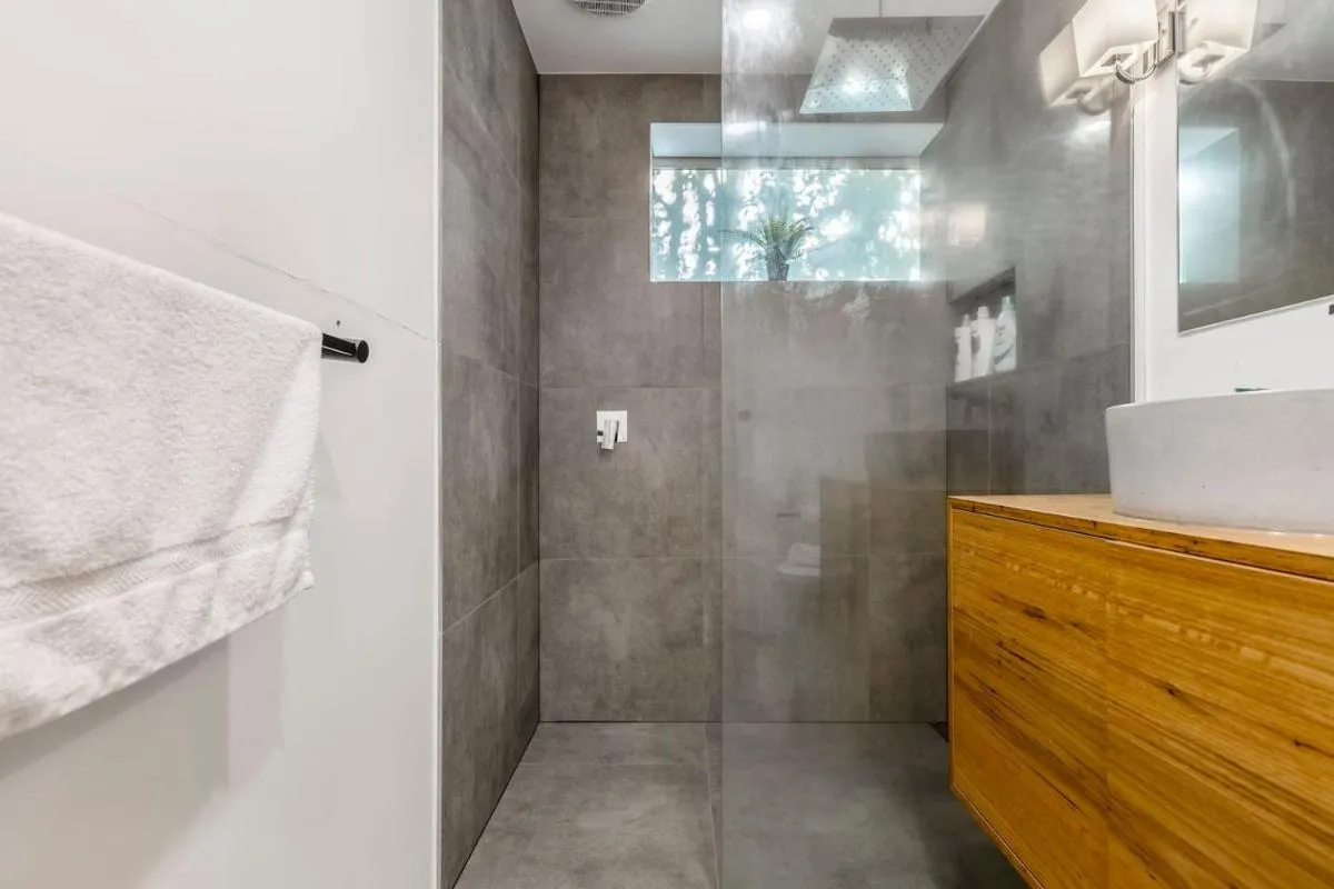 ‘Cedar Loft’ Contemporary Comfort in Leafy St Kilda — 3