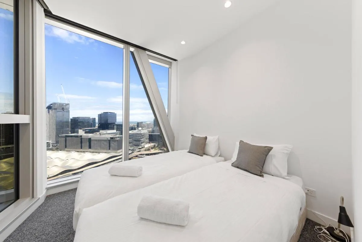 Central 2 Bedroom Apartment Melbourne with Parking — 2