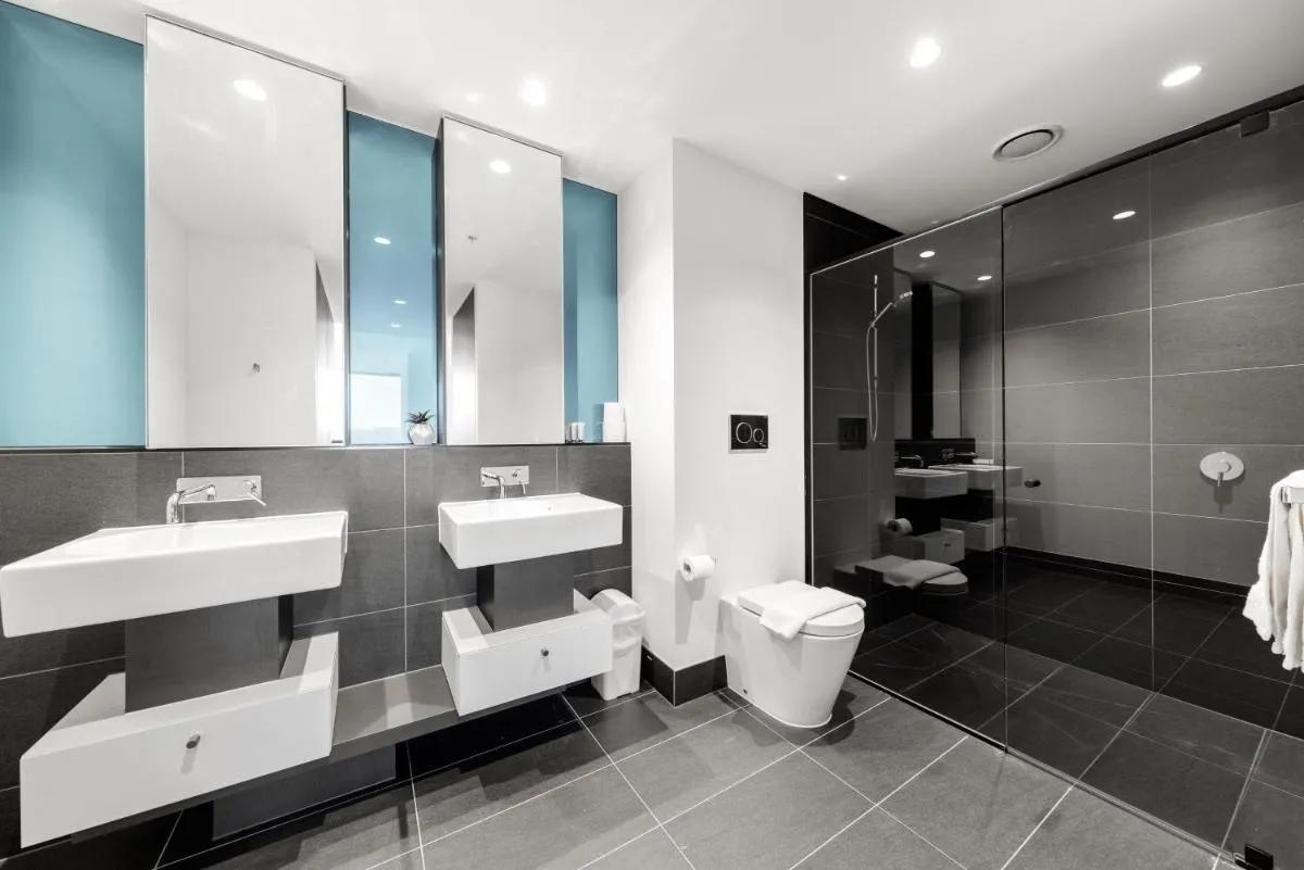 Central 2 Bedroom Apartment Melbourne with Parking — 3