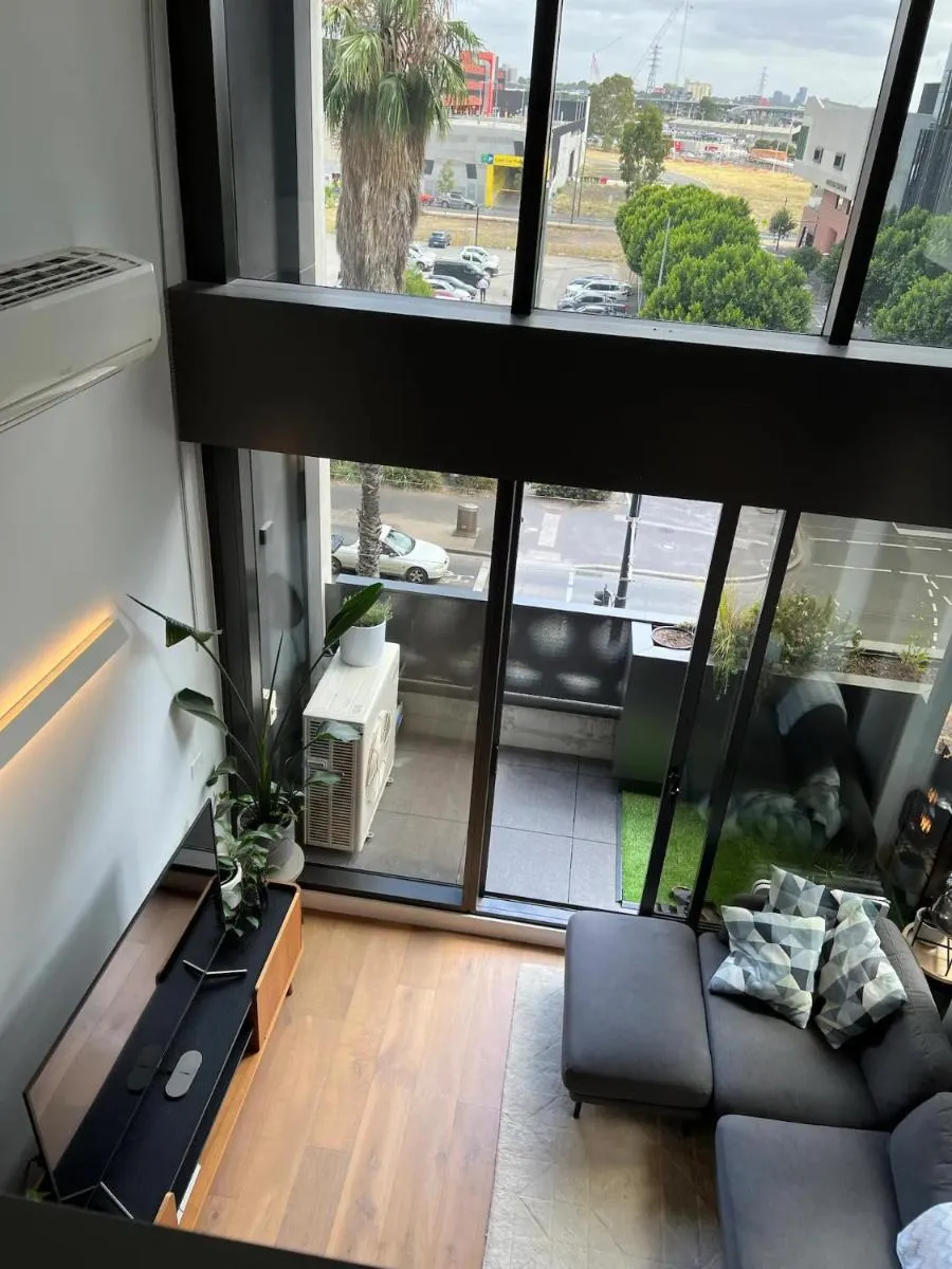 Centrally Located Modern Loft w Free Parking, Infinity Pool, Workspace — 4