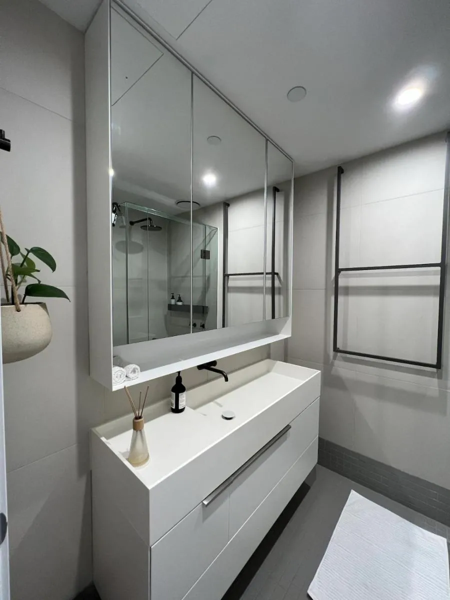 Centrally Located Modern Loft w Free Parking, Infinity Pool, Workspace — 5