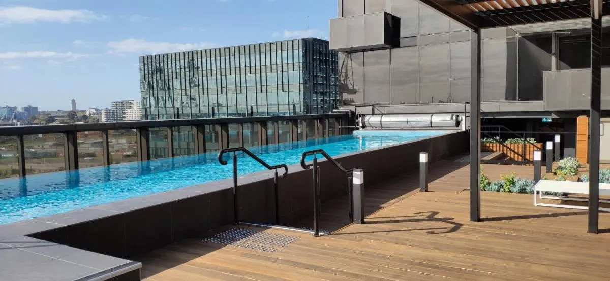 Centrally Located Modern Loft w Free Parking, Infinity Pool, Workspace — 2
