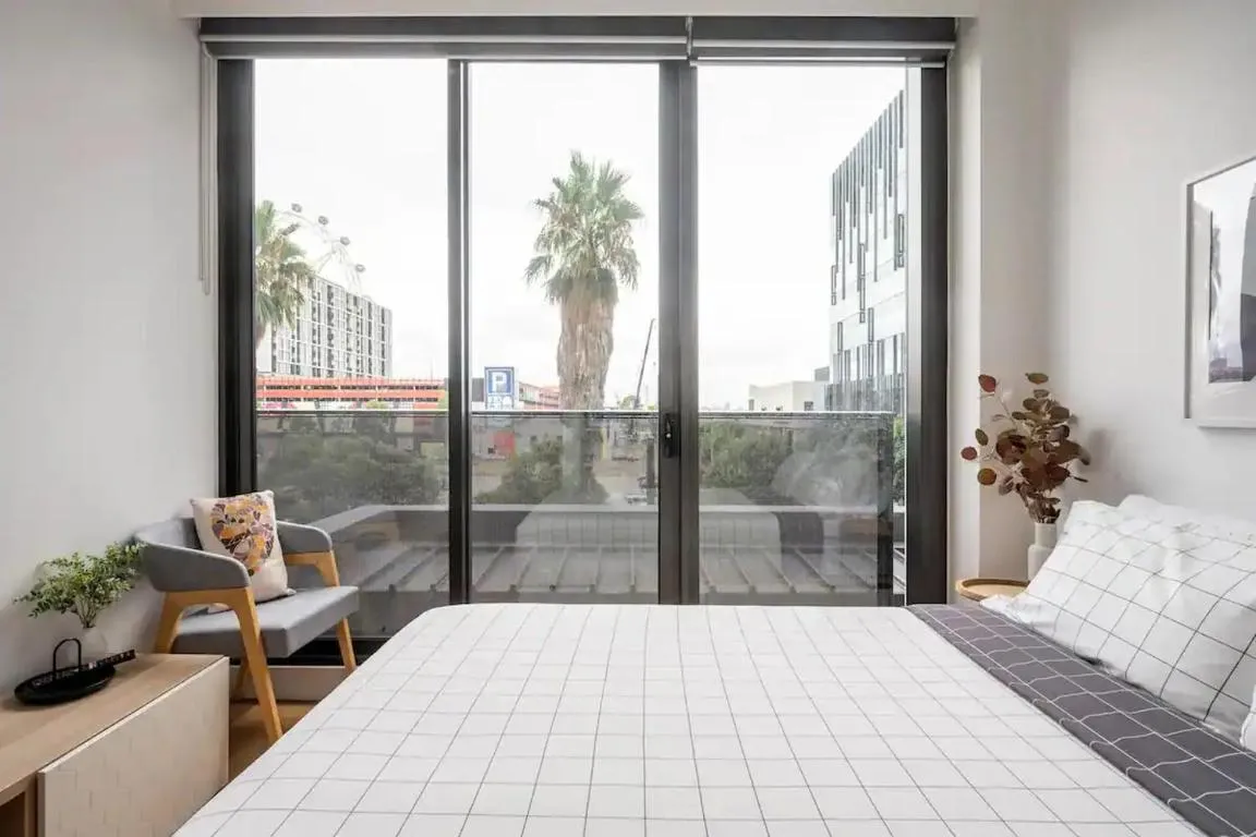 Centrally Located Modern Loft w Free Parking, Infinity Pool, Workspace