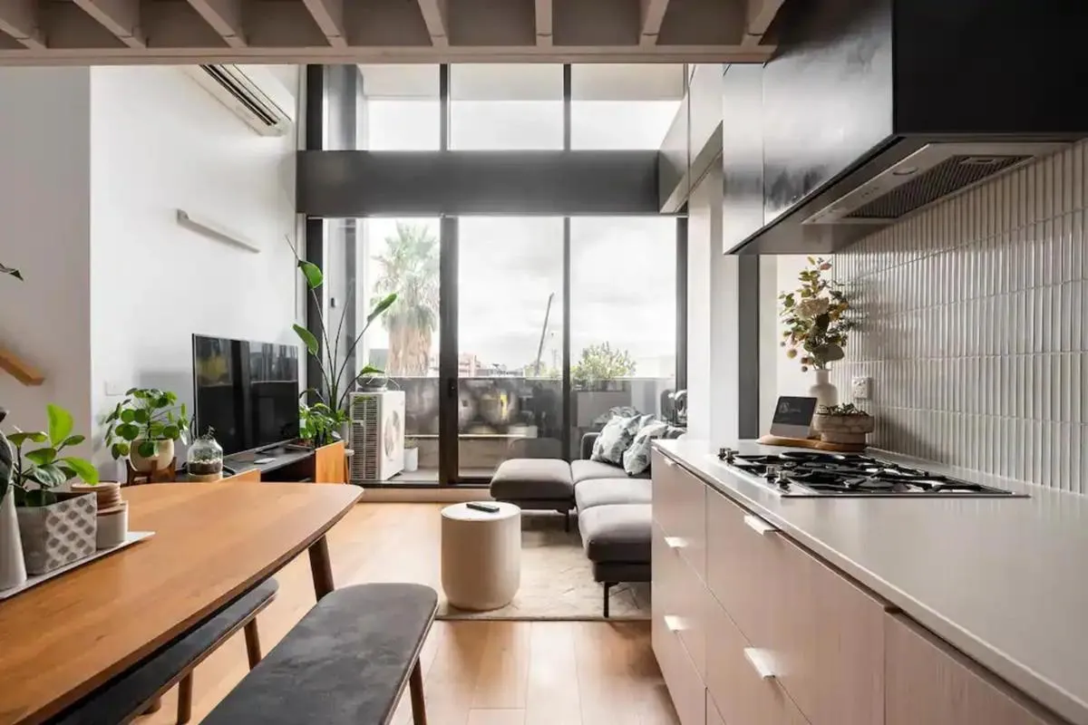 Centrally Located Modern Loft w Free Parking, Infinity Pool, Workspace — 3