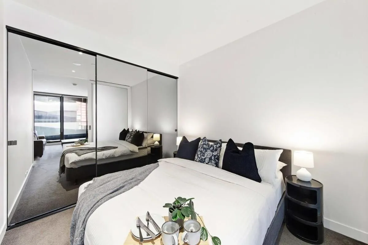 Charming 2BR Apt Near Victoria Market City Views — 2