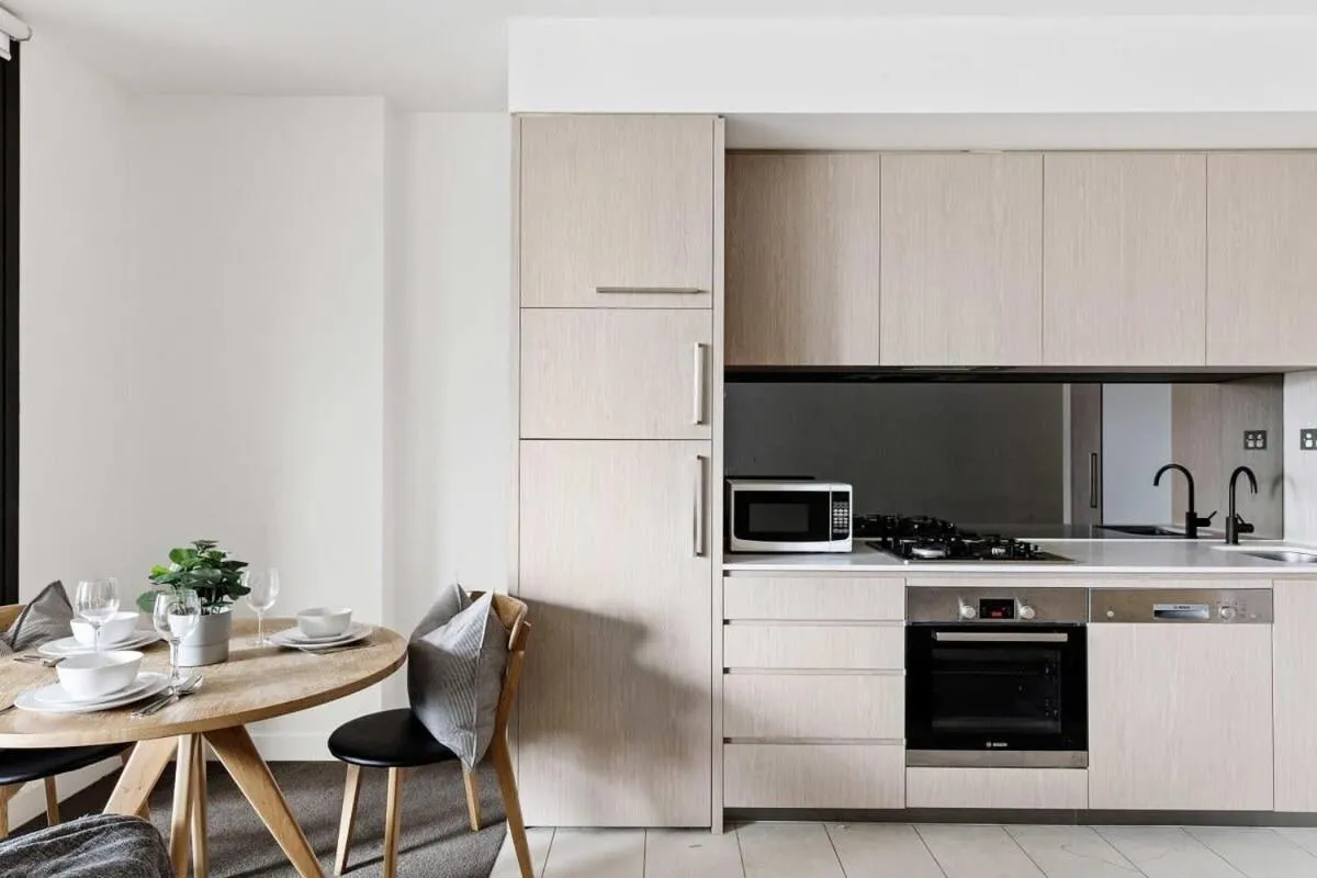Charming 2BR Apt Near Victoria Market City Views — 5