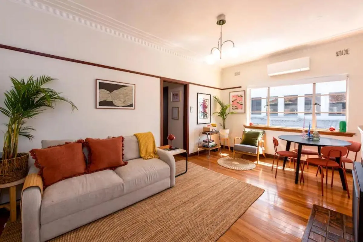 Charming Art Deco Unit in East Melbourne — 2