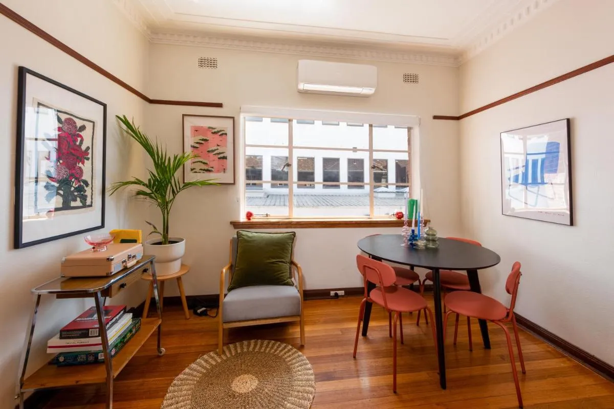 Charming Art Deco Unit in East Melbourne — 3