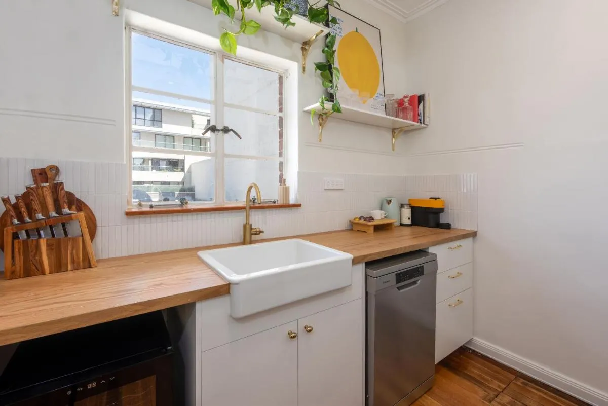 Charming Art Deco Unit in East Melbourne — 4