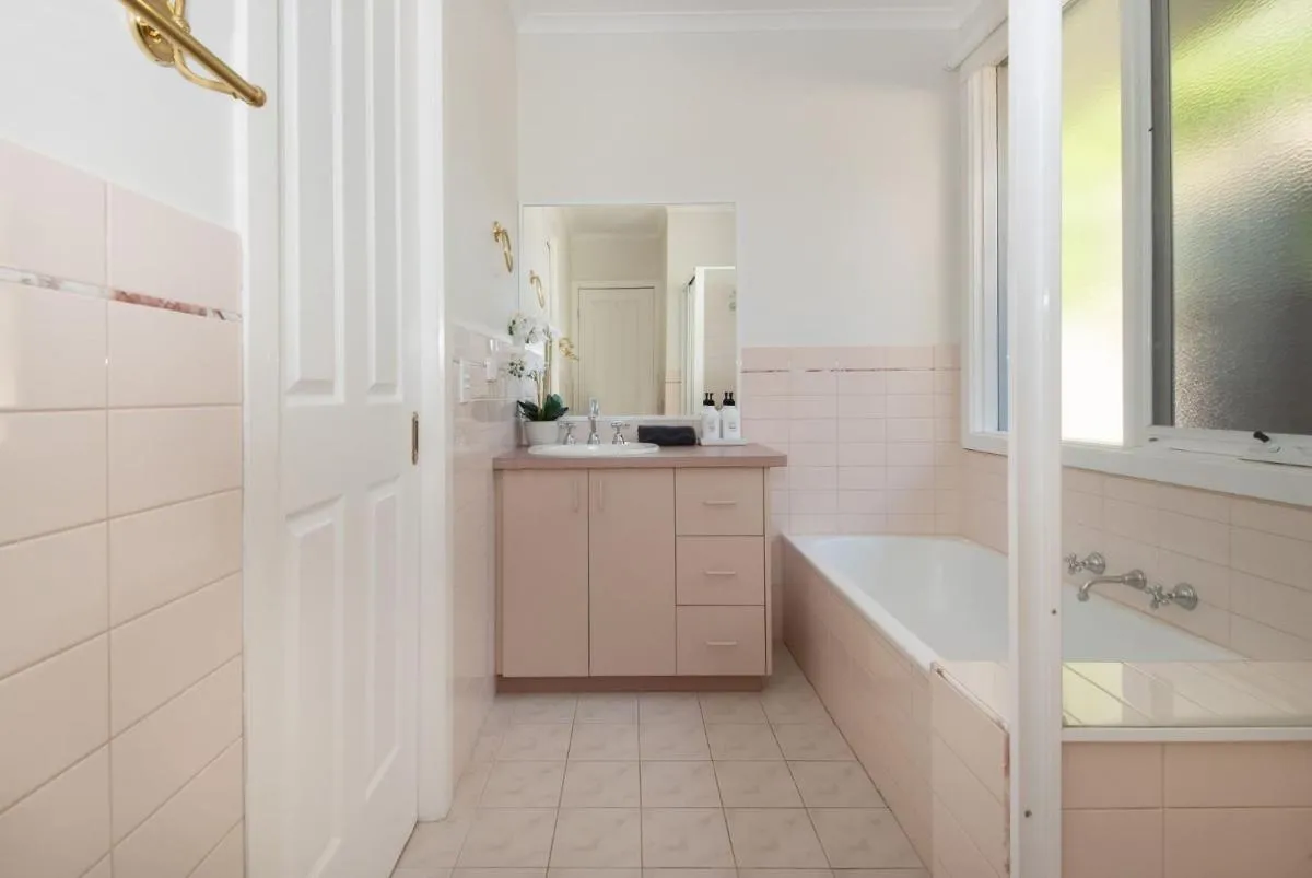 Charming Cottage in Beautiful Hampton — 3