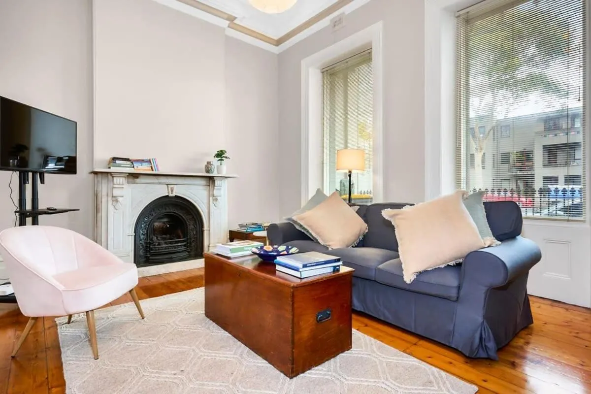 Charming Fitzroy Retreat Art, Dining, Serenity — 5