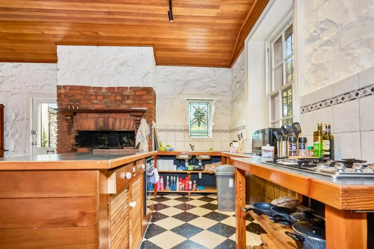 Charming Fitzroy Retreat Art, Dining, Serenity — 4