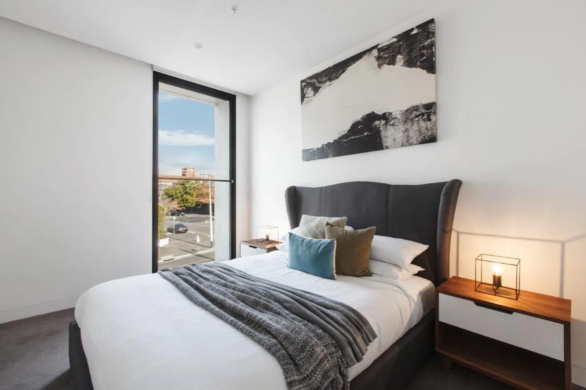Chic 1-Bed with a Sleek Balcony near Shops — 2