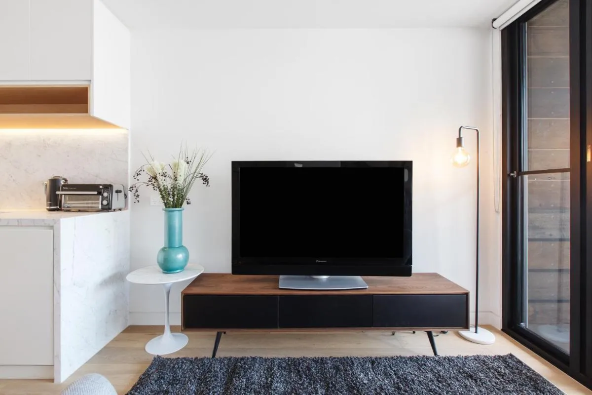 Chic 1-Bed with a Sleek Balcony near Shops — 5