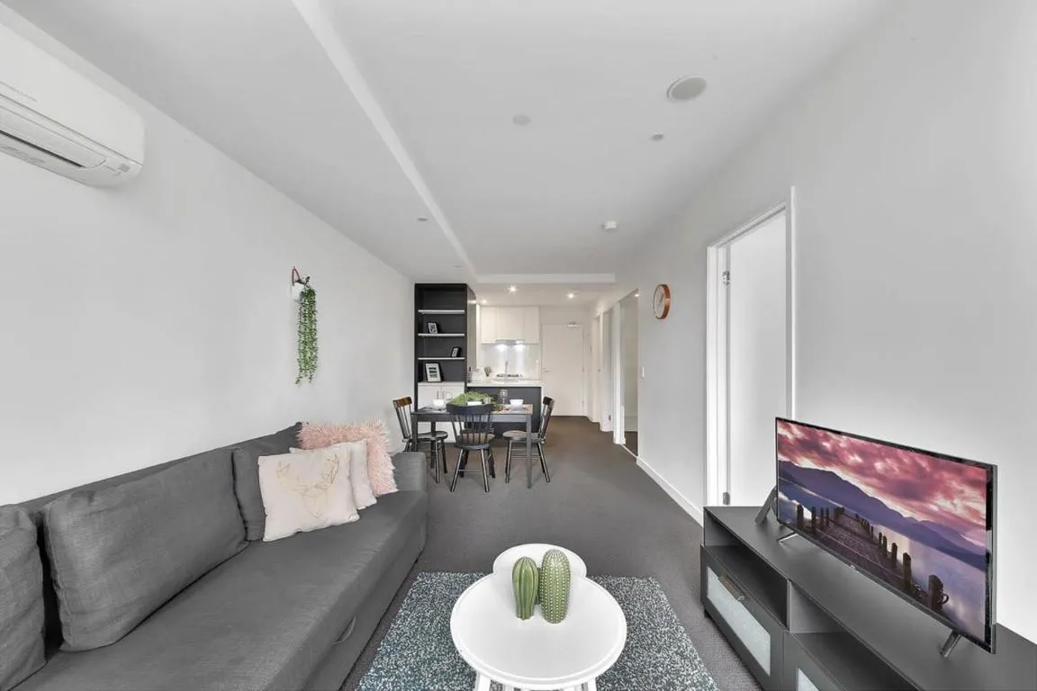Chic 2BR Apt Right Next to Southern Cross Station