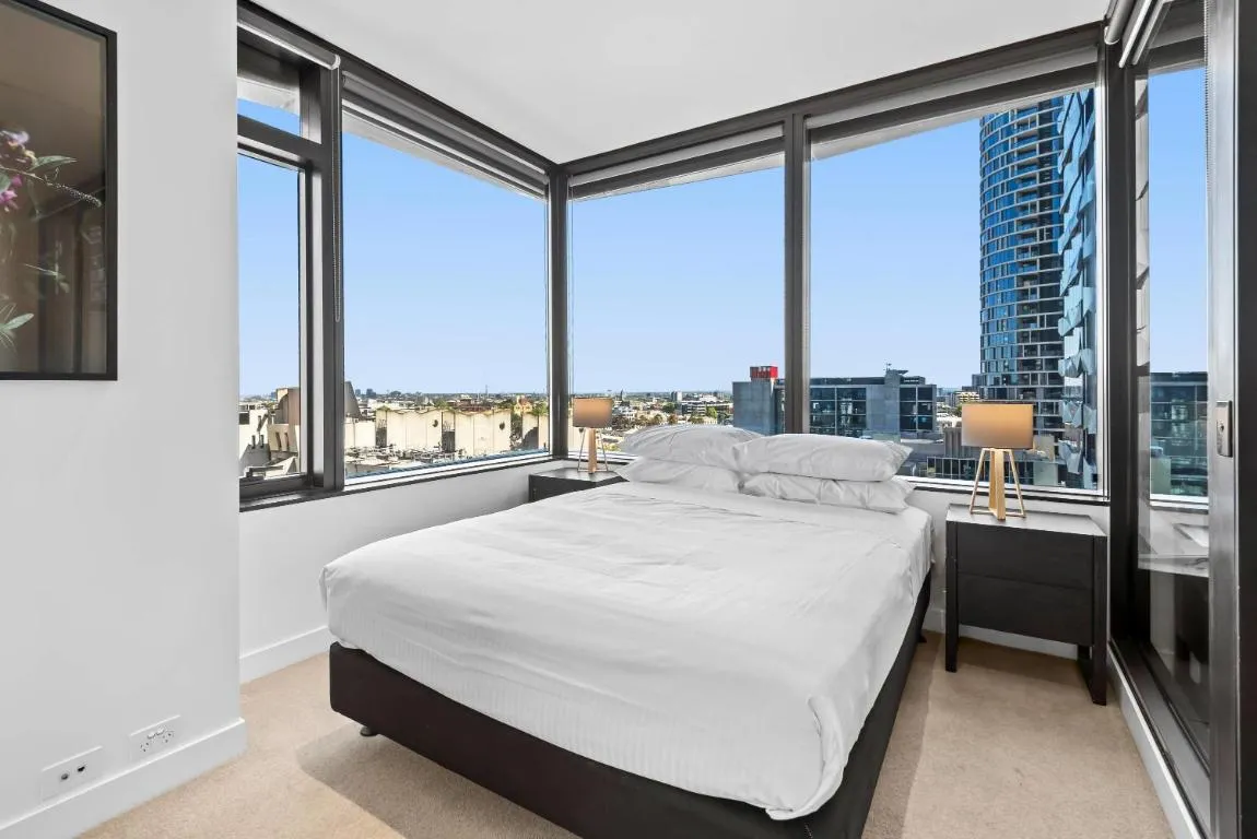 Chic 2 Bed 2 Bath in the Heart of CBD Gym & Pool