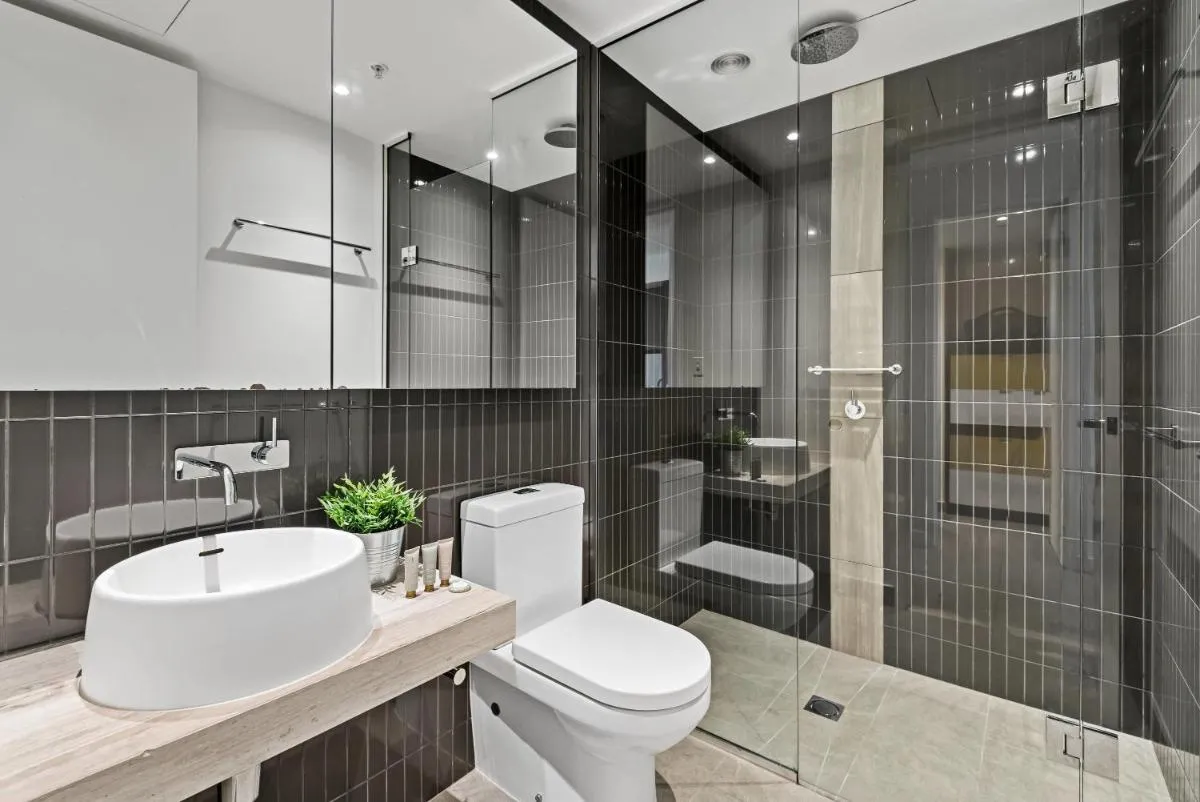 Chic 2 Bed 2 Bath in the Heart of CBD Gym & Pool — 3