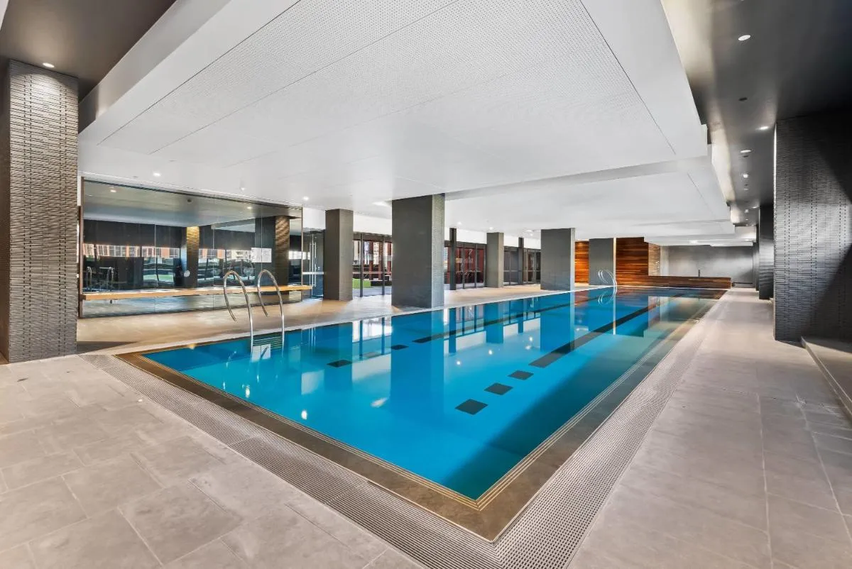 Chic 2 Bed 2 Bath in the Heart of CBD Gym & Pool — 4